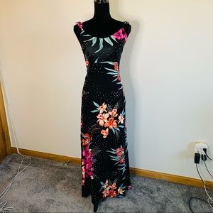 FOREVER 21 BLACK FLORAL MAXI DRESS WITH SLIT